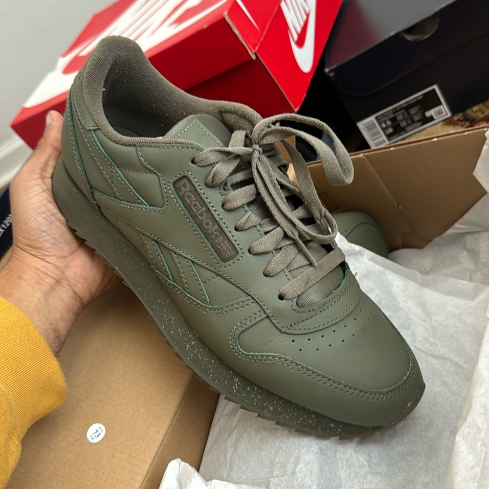 Men’s Reebok Classic Leather Size 9. Worn 1 time !